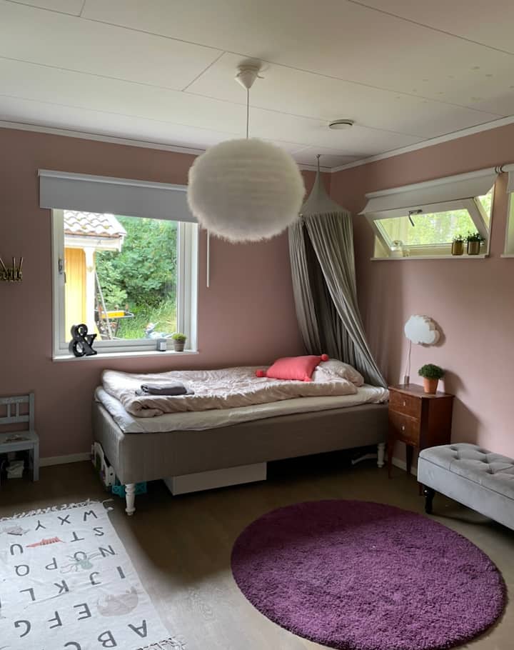 ห้องนอนพร้อมเตียงเดี่ยว 1 หลังและโต๊ะทำงาน 