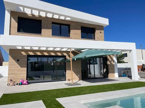 Stylish Villa+Private Pool near Beach 6 Guests