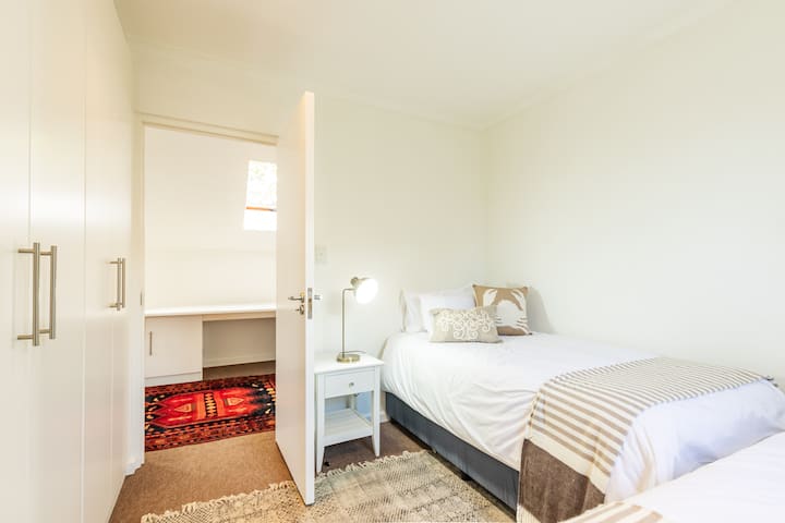 חדר שינה שלישי עם שתי מיטות יחיד