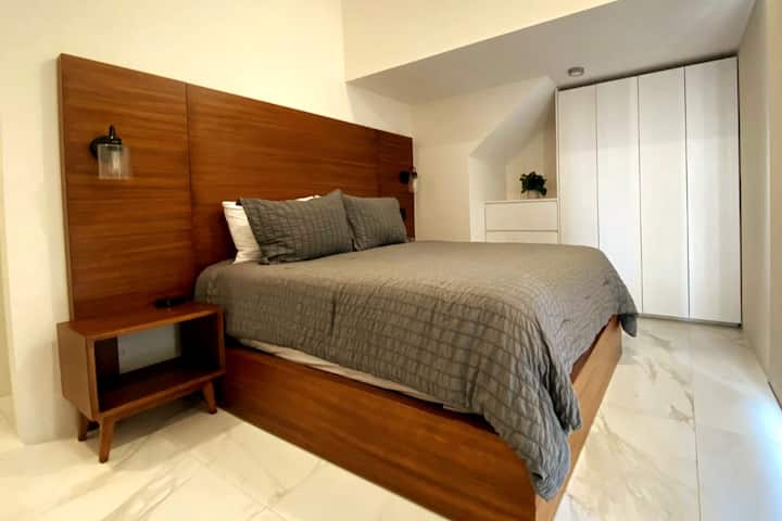 Dormitorio #1. Cama tamaño queen con baño privado con ducha. 