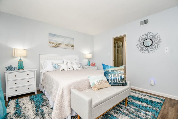 Kitanda cha Msingi cha Sunny & Bright Starehe Queen kilicho na mlango wa bafu. Televisheni mahiri ya inchi 48 iliyowekwa kwenye Ukuta
Vituo vya kuchaji na bandari za USB hutolewa na meza pamoja na plagi kwenye taa kwa manufaa yako