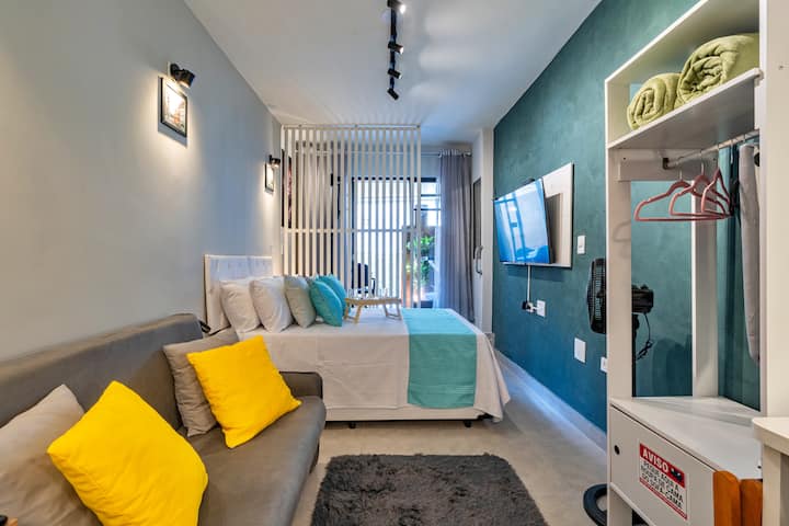 ספה זוגית, נוחה, עם חזה. חלל משולב במלואו עם ארונית בגדים.