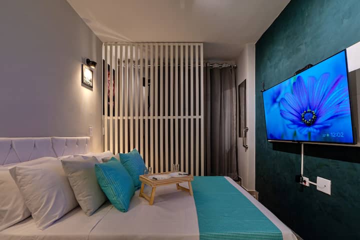 מיטת קזאל מלאה בכריות כדי שיהיה לכם יותר נוח!  Google TV 50 אינץ'!