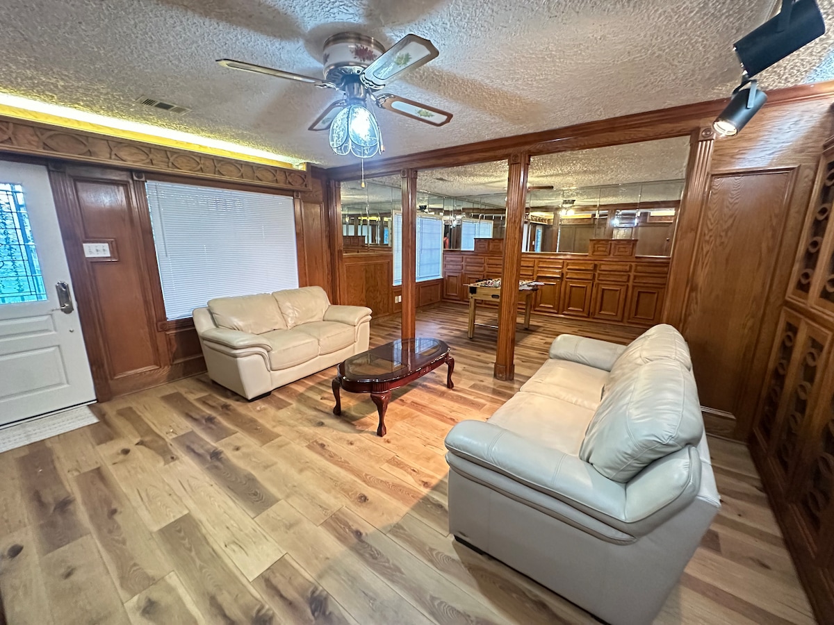 Top Airbnb: Cozy 3-Bed/3-Bath Home near Downtown Houston in Northside / Northline