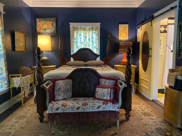 Ovo je primarna spavaća soba. Krevet je bračni krevet s ljubičastim nadmadracem.  Odavde uđite u kupaonicu s tušem i kadom. U ovu spavaću sobu ulazi se kroz salon/prednju sobu.