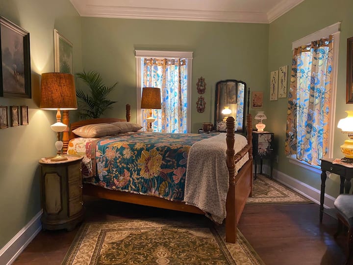 U zelenoj spavaćoj sobi nalazi se bračni krevet s ljubičastim nadmadracem, umivaonikom i ormarom. Modem i internetske veze nalaze se u umivaoniku. Ne ometajte. Uđite u jedinstvenu koi kadu iz ove prostorije.