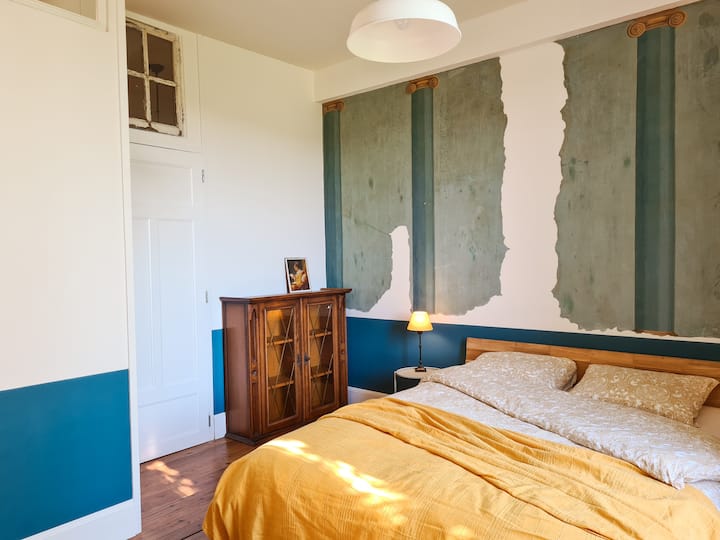 U spavaćoj sobi može spavati 2 osobe na udobnom bračnom krevetu, a u njoj se nalazi prostor za odlaganje vaših stvari. Na zidovima se nalaze impresivni ostaci ručno oslikane freske, vjerojatno u odnosu na otkriće Pompeja u 18. stoljeću! 