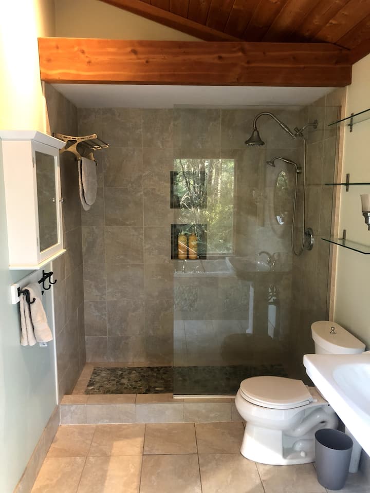 Charming Vesuvius Suite - Galiano Island