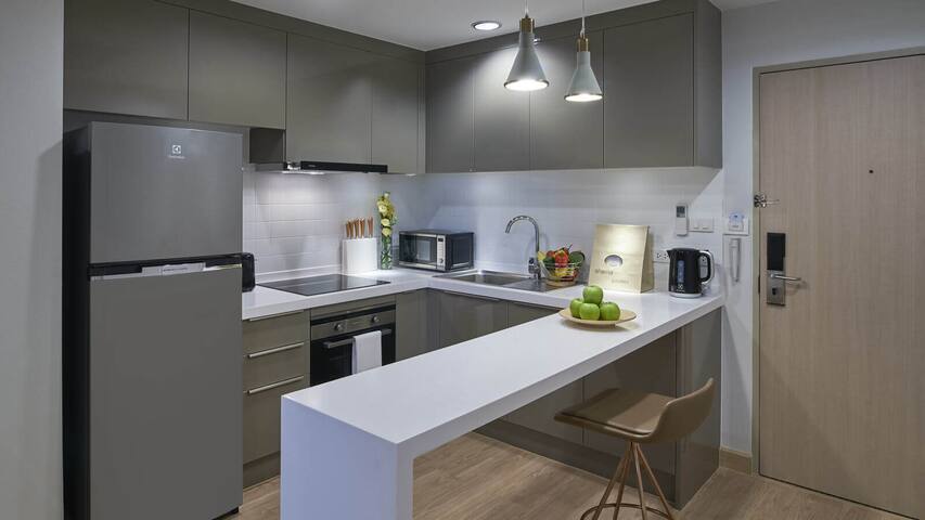 3BR Appt/ lakeview gallery image 5