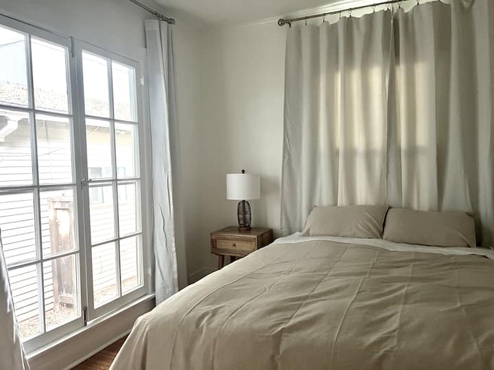 Dhomë gjumi me krevat dopio "queen" dhe dritare franceze me pamje nga oborri i pasmë. 