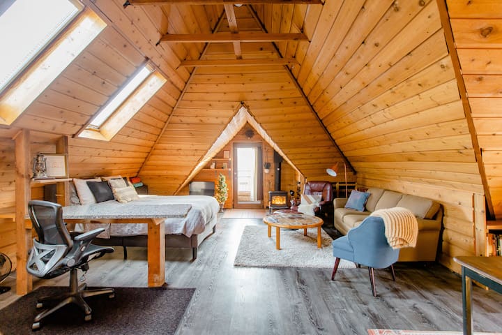 Tree-Top Urban Cabin with Private Porch & Loft