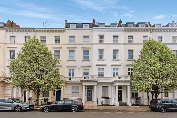 Large 4-Bedroom Stylish Flat In City Centre