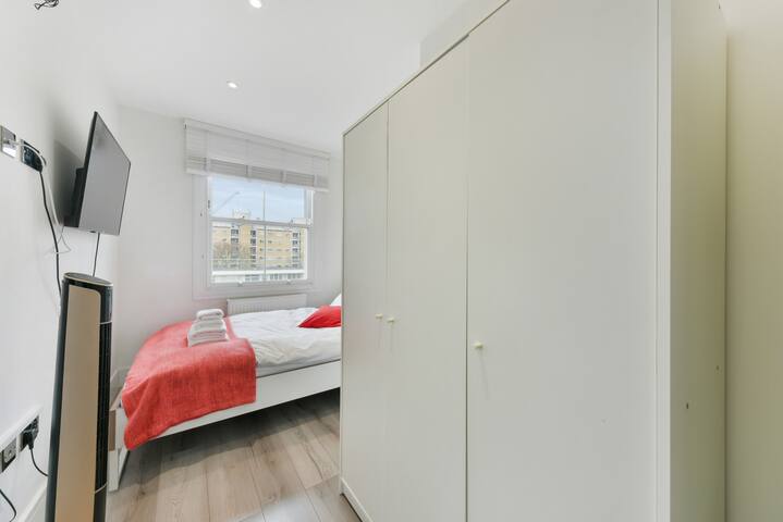 Large 4-Bedroom Stylish Flat In City Centre gallery image 5