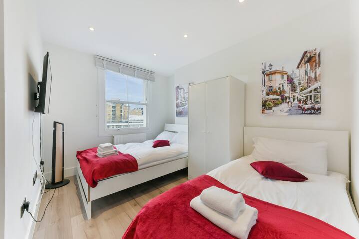 Large 4-Bedroom Stylish Flat In City Centre gallery image 2