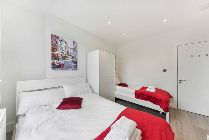 Large 4-Bedroom Stylish Flat In City Centre gallery image 3