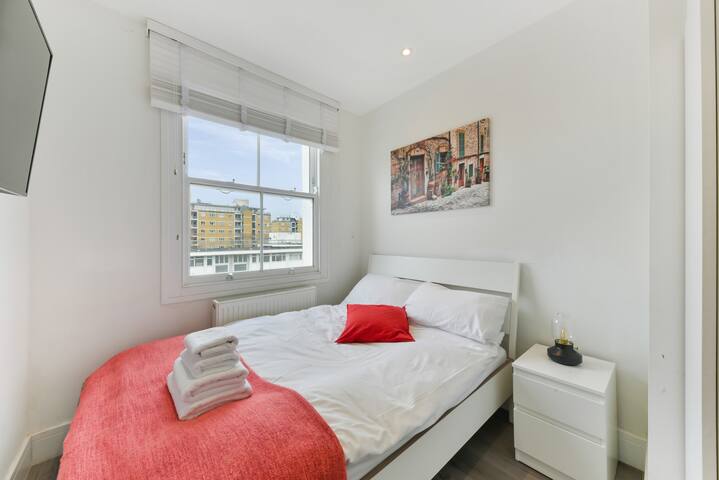Large 4-Bedroom Stylish Flat In City Centre gallery image 4
