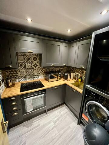 Boutique No 2 Castle View 3 Bedroom & Bath Apt. gallery image 3