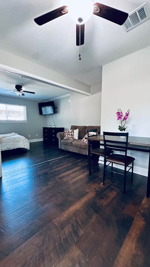 Popular Airbnb listing: Cozy Studio Kingwood TX in Kingwood Area