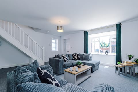 Penny Bridge | Modern | 4 BR | Private Parking