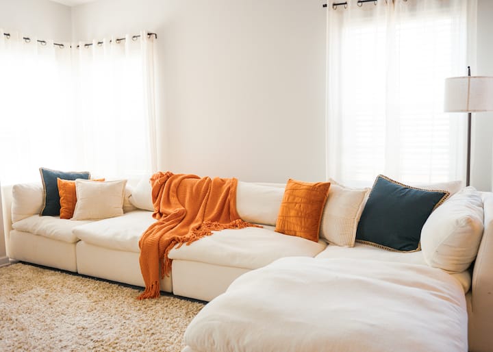 Modern 4br Retreat W/ Garden Tub - Canton