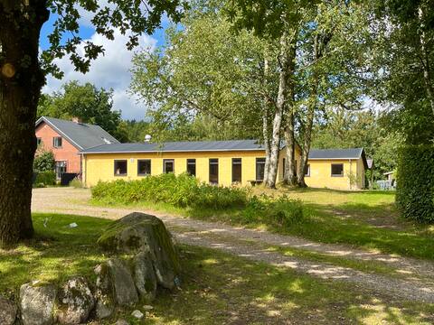 Gl. vandrehjem midt i skøn natur