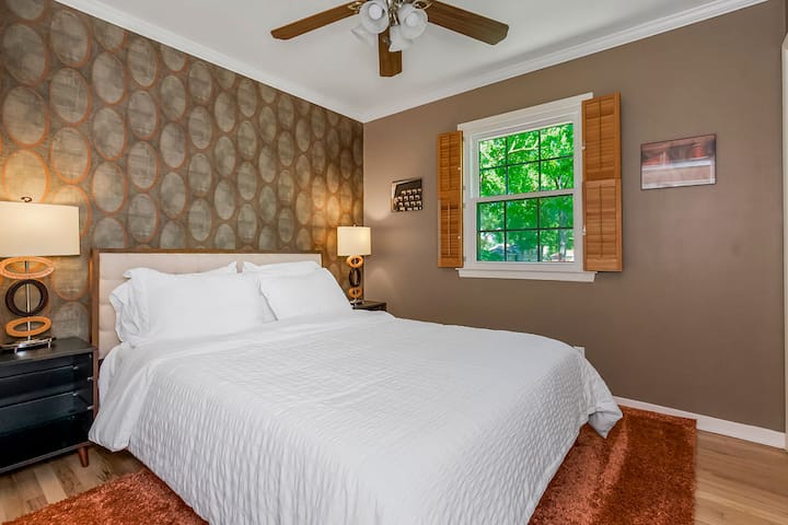 לחוות נוחות וסגנון בחדר השינה, עם חלל מעוצב להפליא עם מיטה גדולה אידיאלית לזוגות או משפחות.