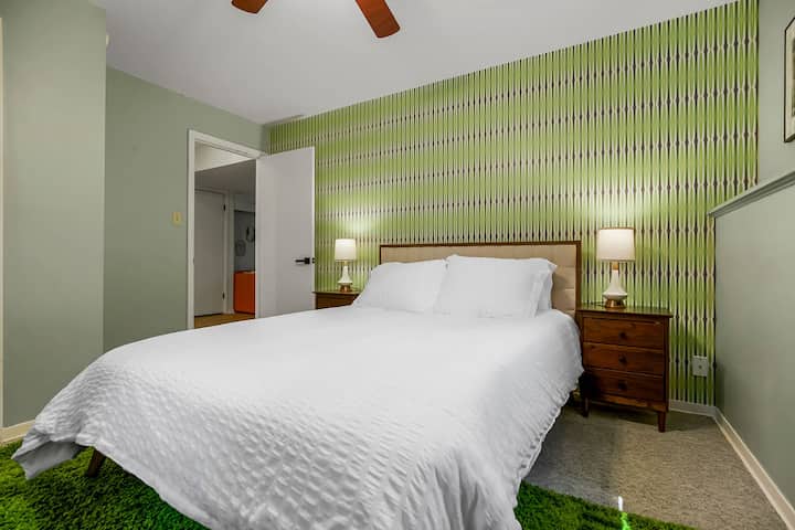 להירגע בסטייל על מיטת קווין סייז מפוארת שמבטיחה נוחות אולטימטיבית בחדר השינה שלכם.