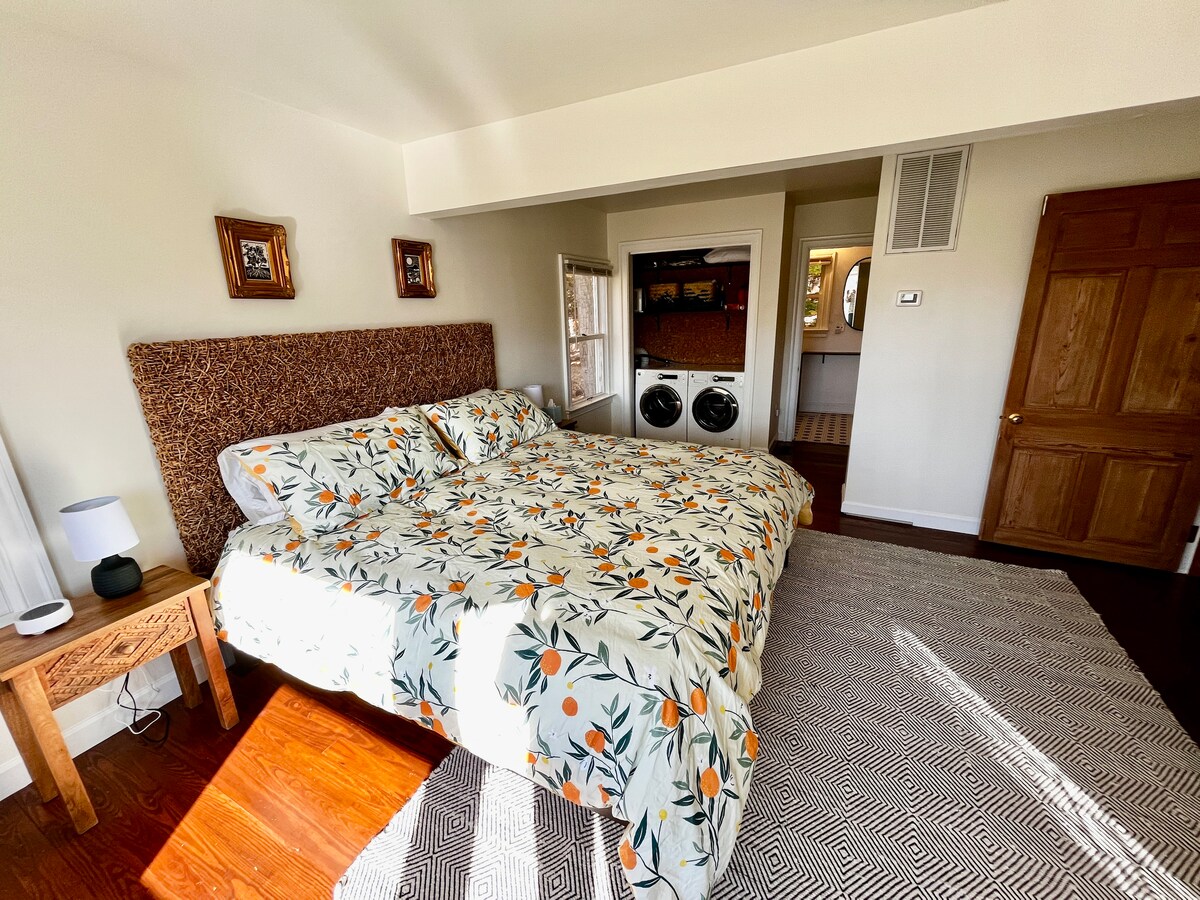 Удобен брачен кревет (широк 150-179 см) со душек од мемори пена Helix. Обезбедени се и машина за перење и сушење алишта. Ако претпочитате бела бучава наместо звуците на природата, ве покриваме со машина за бела бучава! 