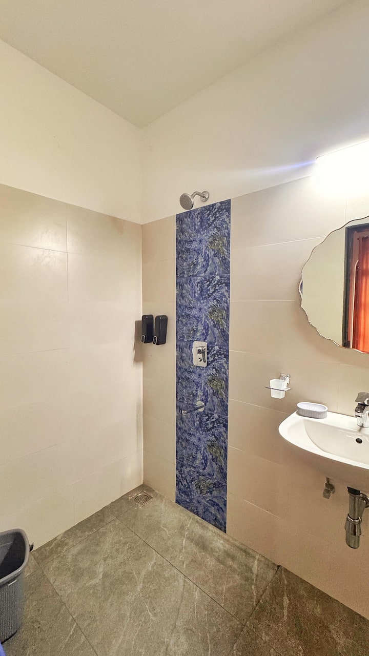 Full bathroom 2 image 2