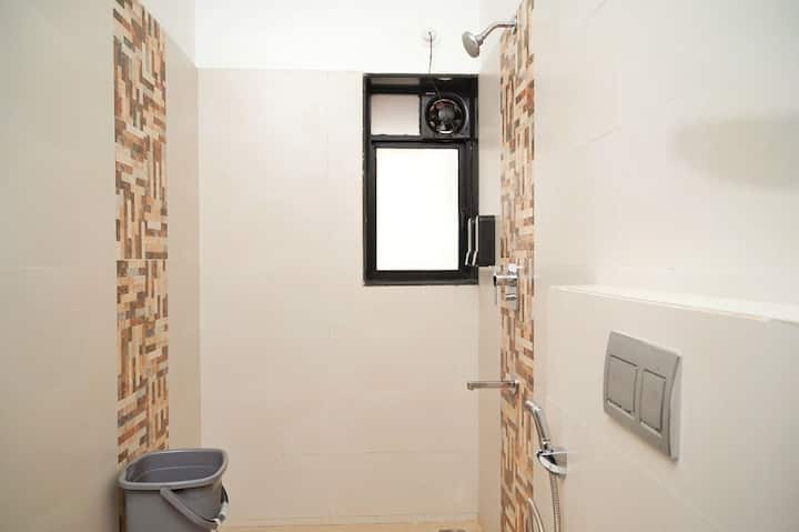 Full bathroom 1 image 2