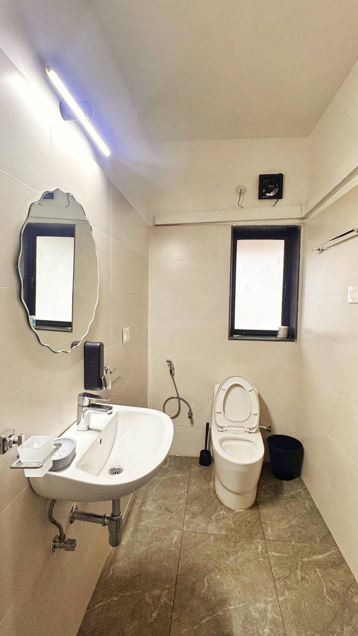 Full bathroom 1 image 1