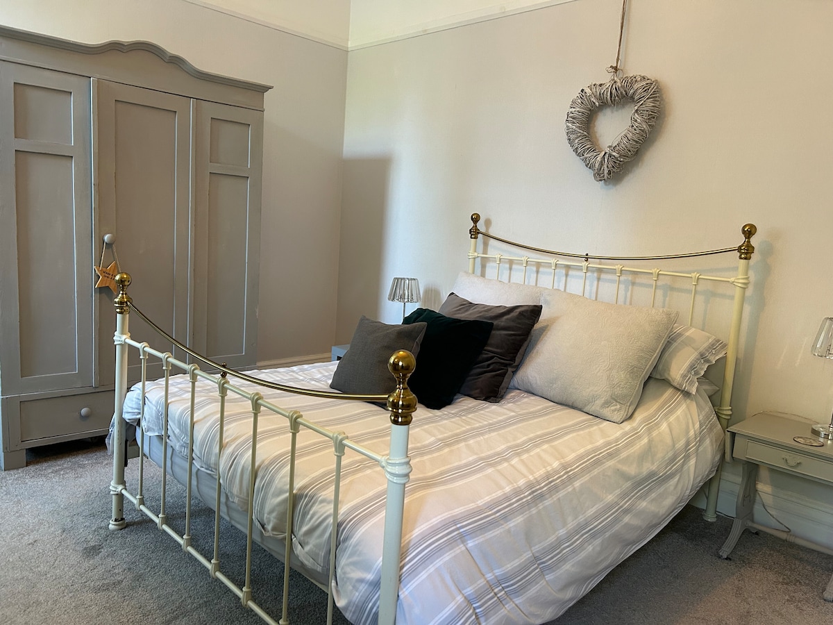 Large lovely room with ensuite shower room - Houses for Rent in ...