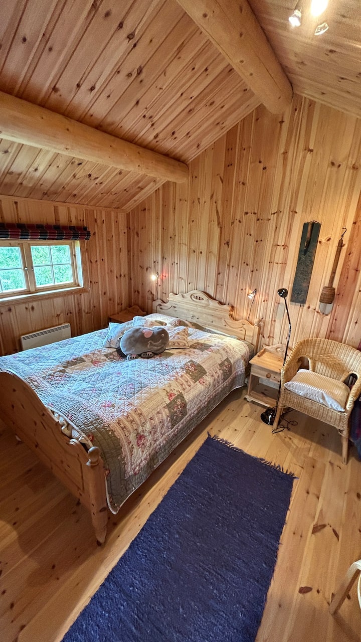 小屋里共有8张床，还有一张沙发床。 不过，小木屋最多可入住6人。