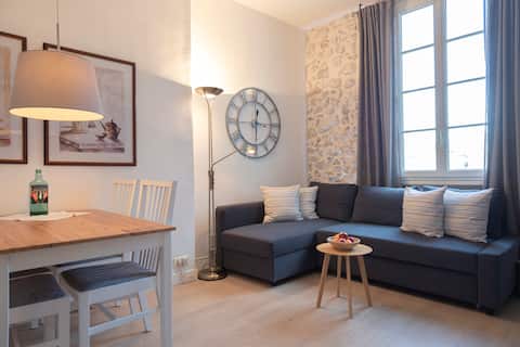 Old Antibes 5 min beach balco. AC WiFi clean. incl