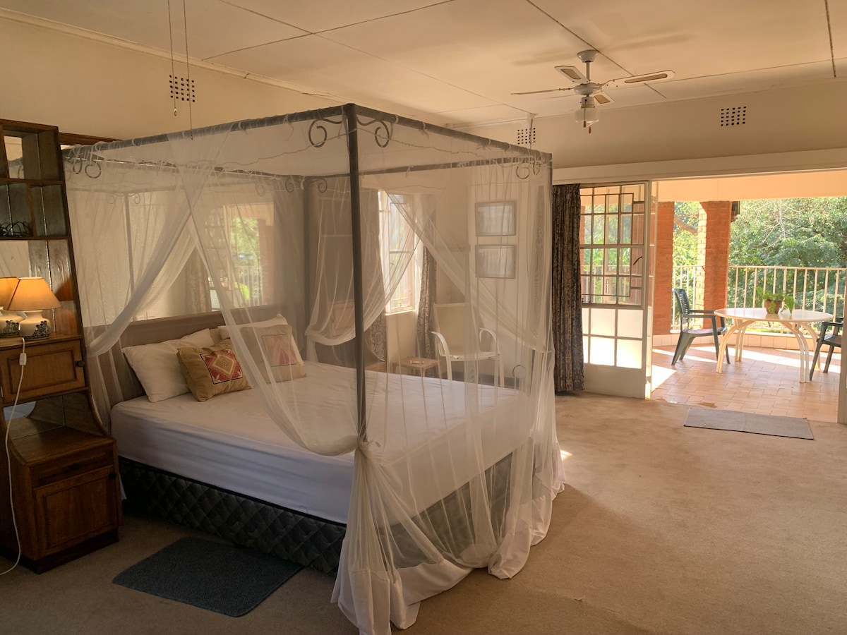 Горна спалня с отделни бани и душове. Достъп до частен балкон с кът за сядане 