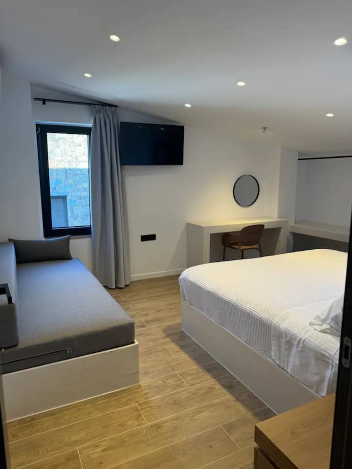 Dormitorio con cama queen size