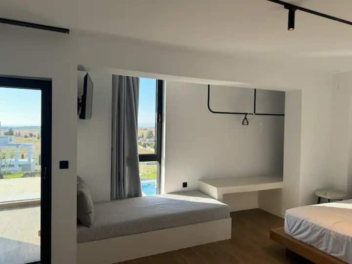 Dormitorio con cama queen size