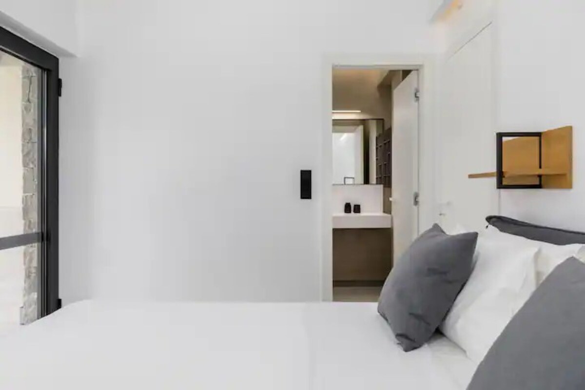 Dormitorio con cama queen size