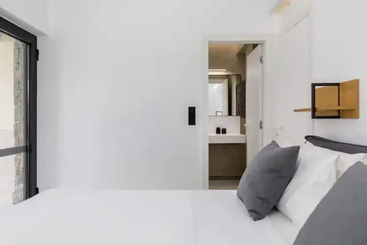 Dormitorio con cama queen size