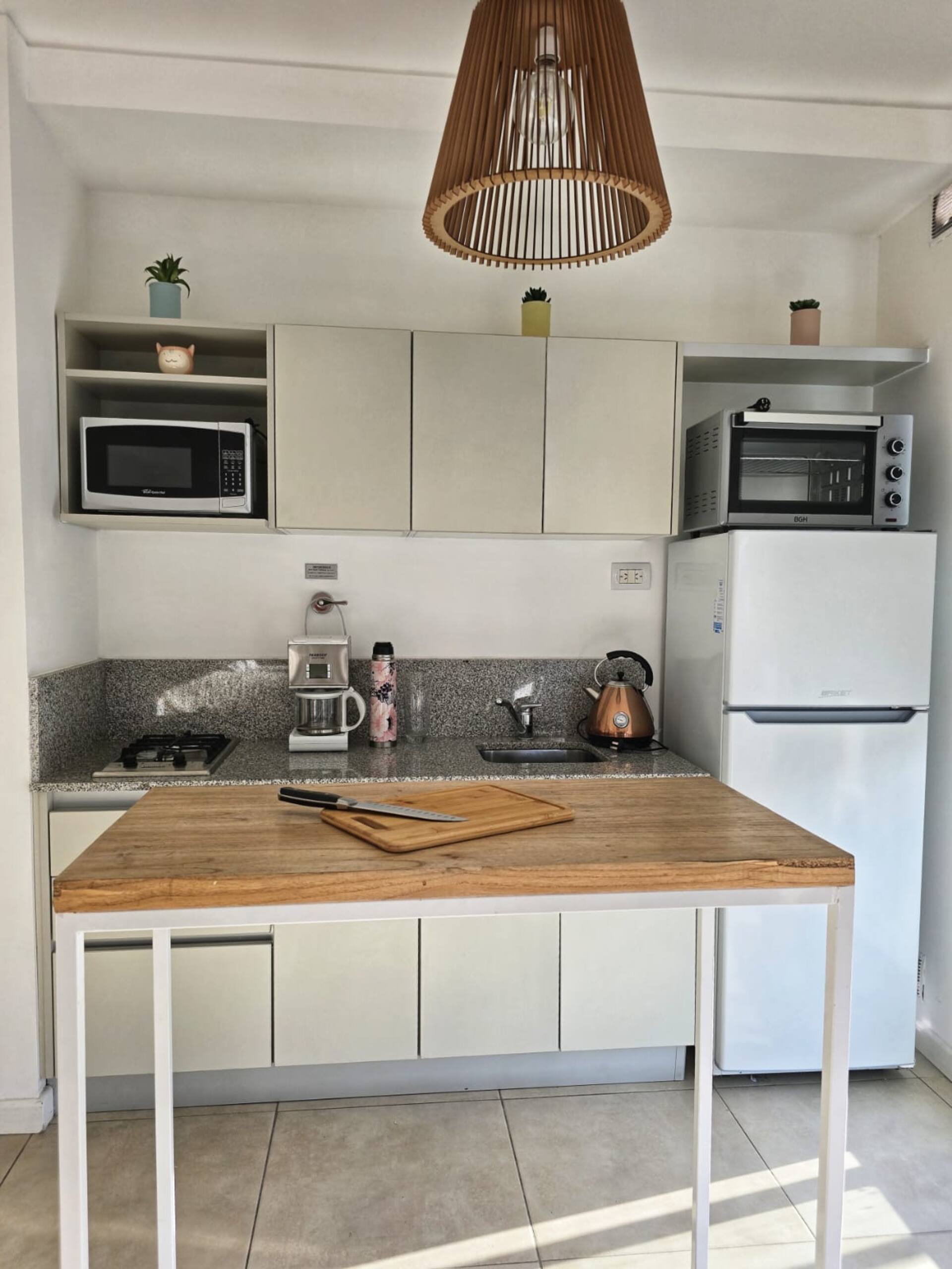 Monoambiente en Palermo con balcón y mesa de luz con Bluetooth