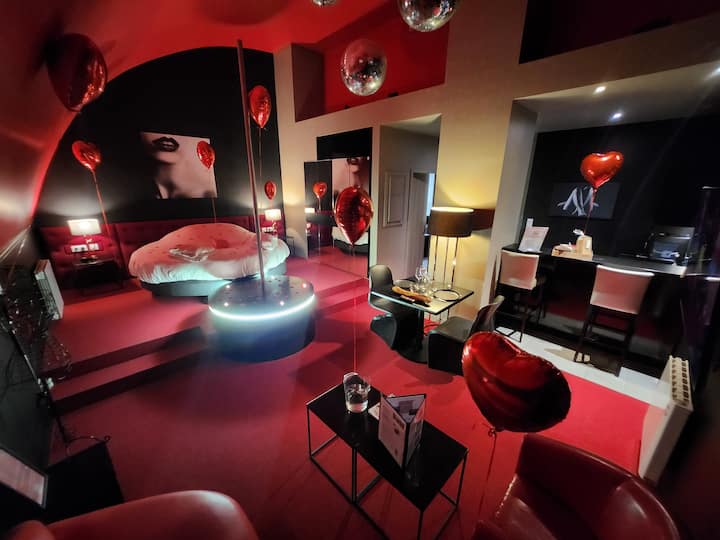 Loveroom | Jacuzzi | Pôle Dance | Lit Rond Miroir - Amiens