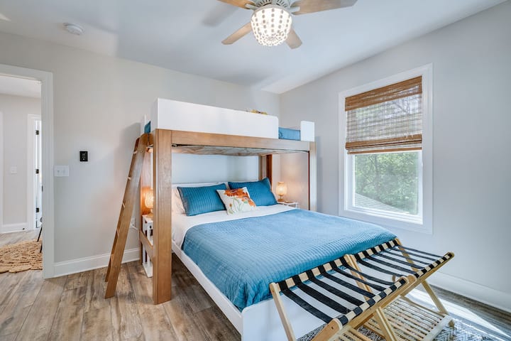 La habitación Shenandoah tiene una cama tamaño queen además de una litera individual.  Tiene acceso a un baño Jack y Jill compartido con la habitación Bear Cubs (litera).