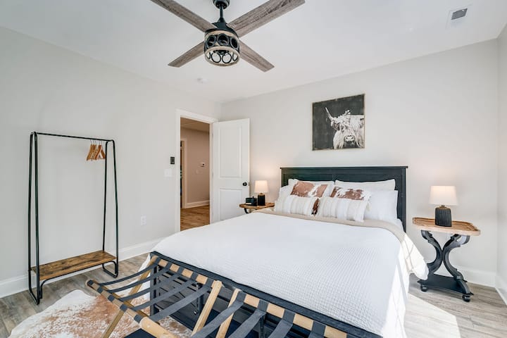 Nuestra habitación Highland tiene una cama tamaño queen y un televisor inteligente.  Hay un baño completo justo afuera de la puerta para mayor comodidad. 