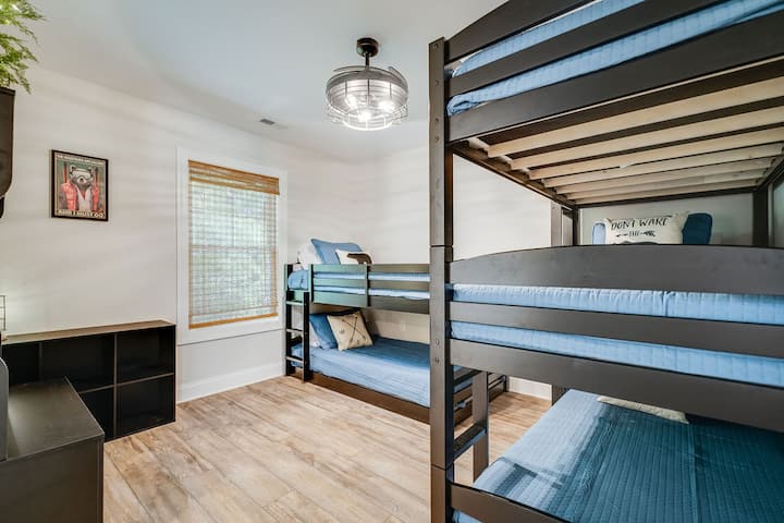 ¡The Bear Cubs Room es el lugar perfecto para que los más pequeños de tu grupo se ríen y compartan historias! Tiene acceso al baño Jack y Jill compartido con la habitación Shenandoah.