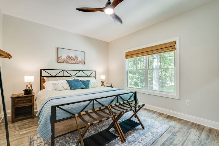 The Mountain Room es nuestra suite principal en el nivel principal con una cama tamaño king y baño completo con ducha a ras de suelo.