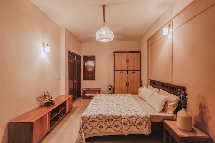Chambre principale (1) avec lit double, chaise à bascule, placards avec serrure et clé, lumière naturelle du soleil, table à bagages et éclairage de canne

Climatisation | Couette | Cafetière électrique | Serviettes et produits de base de bain disponibles

Un espace confortable avec toilettes attenantes et balcon arrière