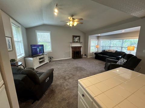 Popular Airbnb listing: Charming Lakeside Cottage in Winter Haven