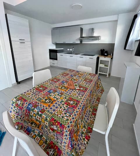 Seaside Apt  – Wifi/Parking/Sunny Patio