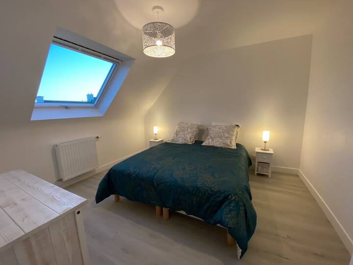 Etage : 
Chambre grise 
 lit de 160*200
possibilité de séparer en 2 lits de 80 * 200 sur demande
commode 
