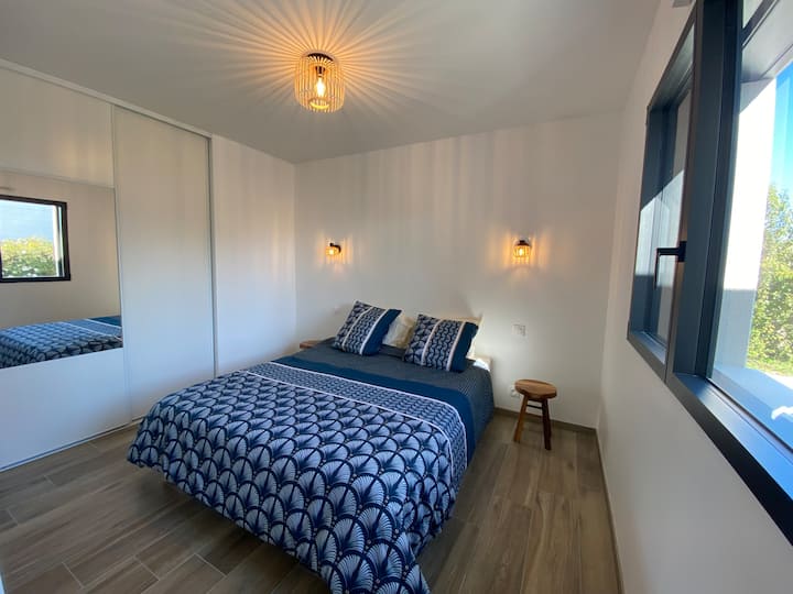 Chambre 1
lit 160*200 
salle d'eau privative